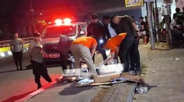 Aparat kepolisian bersama tim medis saat melakukan evakuasi dan olah TKP di Jalan Perintis Kemerdekaan KM 19, Makassar. (Foto: Polrestabes Makassar)