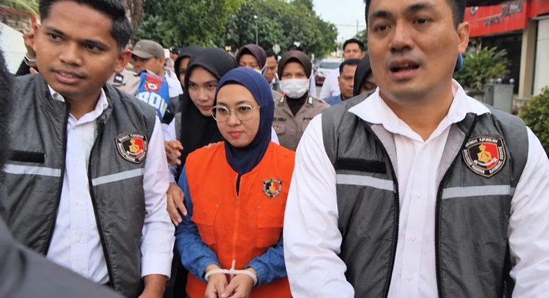 Kedua Tangan Diborgol Tali Tis, Mantan Bupati Gowa Dijebloskan ke Tahanan
