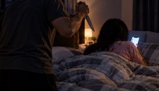 Ilustrasi seorang istri bermain ponsel di dalam kamar tewas ditikam suami usai mengucapkan “Sudah ada pacar” (Visual AI).