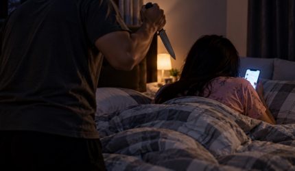Ilustrasi seorang istri bermain ponsel di dalam kamar tewas ditikam suami usai mengucapkan “Sudah ada pacar” (Visual AI).