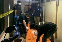Petugas mengevakuasi jenazah di lokasi kejadian di Kecamatan Somba Opu, Gowa, Senin (5/10/2026). Polisi masih mendalami kasus tewasnya pasangan suami istri tersebut. (Foto: Ist)