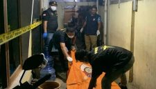 Petugas mengevakuasi jenazah di lokasi kejadian di Kecamatan Somba Opu, Gowa, Senin (5/10/2026). Polisi masih mendalami kasus tewasnya pasangan suami istri tersebut. (Foto: Ist)