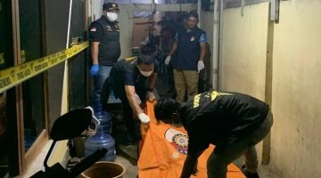 Petugas mengevakuasi jenazah di lokasi kejadian di Kecamatan Somba Opu, Gowa, Senin (5/10/2026). Polisi masih mendalami kasus tewasnya pasangan suami istri tersebut. (Foto: Ist)