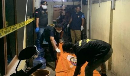 Petugas mengevakuasi jenazah di lokasi kejadian di Kecamatan Somba Opu, Gowa, Senin (5/10/2026). Polisi masih mendalami kasus tewasnya pasangan suami istri tersebut. (Foto: Ist)