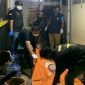 Petugas mengevakuasi jenazah di lokasi kejadian di Kecamatan Somba Opu, Gowa, Senin (5/10/2026). Polisi masih mendalami kasus tewasnya pasangan suami istri tersebut. (Foto: Ist)