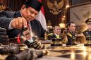 Presiden Prabowo Subianto mengatur bidak catur yang melambangkan pergeseran sejumlah pejabat dalam reshuffle Kabinet Merah Putih, termasuk Pratikno, Bahlil Lahadalia, Listyo Sigit Prabowo, dan Suyudi Ario Seto. (Visual AI)