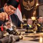 Presiden Prabowo Subianto mengatur bidak catur yang melambangkan pergeseran sejumlah pejabat dalam reshuffle Kabinet Merah Putih, termasuk Pratikno, Bahlil Lahadalia, Listyo Sigit Prabowo, dan Suyudi Ario Seto. (Visual AI)