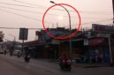 Pemandangan kabut asap tipis yang menyelimuti dan menutupi sinar matahari di sepanjang Jalan Toddopuli Raya Timur menuju arah Borong Raya, Makassar, Rabu (14/10/2026). Fenomena asap kiriman karhutla ini menyebabkan penurunan kualitas udara dan memicu kewaspadaan warga sekitar.