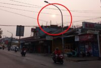 Pemandangan kabut asap tipis yang menyelimuti dan menutupi sinar matahari di sepanjang Jalan Toddopuli Raya Timur menuju arah Borong Raya, Makassar, Rabu (14/10/2026). Fenomena asap kiriman karhutla ini menyebabkan penurunan kualitas udara dan memicu kewaspadaan warga sekitar.