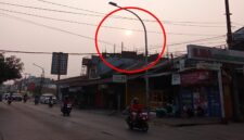 Pemandangan kabut asap tipis yang menyelimuti dan menutupi sinar matahari di sepanjang Jalan Toddopuli Raya Timur menuju arah Borong Raya, Makassar, Rabu (14/10/2026). Fenomena asap kiriman karhutla ini menyebabkan penurunan kualitas udara dan memicu kewaspadaan warga sekitar.