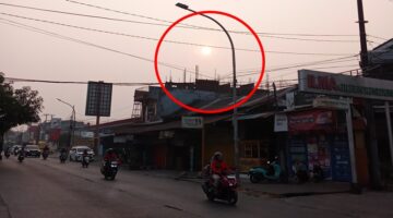 Pemandangan kabut asap tipis yang menyelimuti dan menutupi sinar matahari di sepanjang Jalan Toddopuli Raya Timur menuju arah Borong Raya, Makassar, Rabu (14/10/2026). Fenomena asap kiriman karhutla ini menyebabkan penurunan kualitas udara dan memicu kewaspadaan warga sekitar.