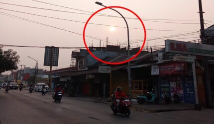 Pemandangan kabut asap tipis yang menyelimuti dan menutupi sinar matahari di sepanjang Jalan Toddopuli Raya Timur menuju arah Borong Raya, Makassar, Rabu (14/10/2026). Fenomena asap kiriman karhutla ini menyebabkan penurunan kualitas udara dan memicu kewaspadaan warga sekitar.