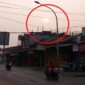 Pemandangan kabut asap tipis yang menyelimuti dan menutupi sinar matahari di sepanjang Jalan Toddopuli Raya Timur menuju arah Borong Raya, Makassar, Rabu (14/10/2026). Fenomena asap kiriman karhutla ini menyebabkan penurunan kualitas udara dan memicu kewaspadaan warga sekitar.