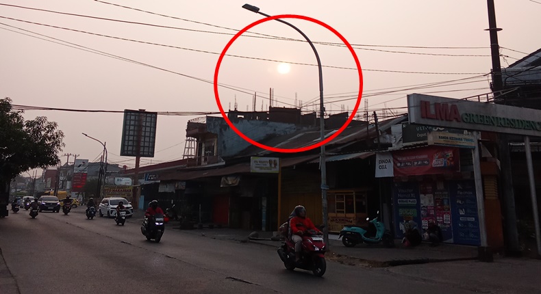 Kabut Asap Karhutla “Serang” Makassar, Racun PM2.5 Ancam Kesehatan Warga