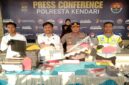 Jajaran Polresta Kendari memperlihatkan barang bukti berupa seperangkat komputer, pencetak, serta puluhan lembar STNK dan SIM BII Umum palsu saat konferensi pers pengungkapan kasus pemalsuan dokumen negara di Kendari, Sulawesi Tenggara. (Foto: Polresta Kendari)