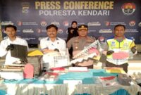 Jajaran Polresta Kendari memperlihatkan barang bukti berupa seperangkat komputer, pencetak, serta puluhan lembar STNK dan SIM BII Umum palsu saat konferensi pers pengungkapan kasus pemalsuan dokumen negara di Kendari, Sulawesi Tenggara. (Foto: Polresta Kendari)