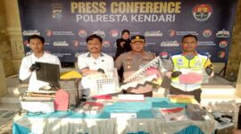 Jajaran Polresta Kendari memperlihatkan barang bukti berupa seperangkat komputer, pencetak, serta puluhan lembar STNK dan SIM BII Umum palsu saat konferensi pers pengungkapan kasus pemalsuan dokumen negara di Kendari, Sulawesi Tenggara. (Foto: Polresta Kendari)
