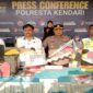 Jajaran Polresta Kendari memperlihatkan barang bukti berupa seperangkat komputer, pencetak, serta puluhan lembar STNK dan SIM BII Umum palsu saat konferensi pers pengungkapan kasus pemalsuan dokumen negara di Kendari, Sulawesi Tenggara. (Foto: Polresta Kendari)