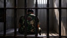 Ilustrasi Letkol Arman ditahan buntut Rumah Dinas TNI di Cijantung jadi Markas Judol (Visual AI).