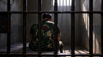 Ilustrasi Letkol Arman ditahan buntut Rumah Dinas TNI di Cijantung jadi Markas Judol (Visual AI).