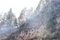 Kondisi tebing curam dan area pekuburan adat di Kecamatan Baruppu, Kabupaten Toraja Utara, Sulawesi Selatan, yang diselimuti asap sisa kebakaran hutan dan lahan. (Foto : Ist)