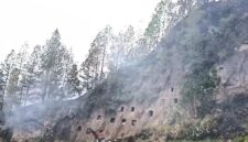 Kondisi tebing curam dan area pekuburan adat di Kecamatan Baruppu, Kabupaten Toraja Utara, Sulawesi Selatan, yang diselimuti asap sisa kebakaran hutan dan lahan. (Foto : Ist)