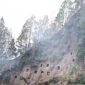 Kondisi tebing curam dan area pekuburan adat di Kecamatan Baruppu, Kabupaten Toraja Utara, Sulawesi Selatan, yang diselimuti asap sisa kebakaran hutan dan lahan. (Foto : Ist)