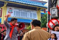 GMMPH mengecam rencana pungutan listrik kepada orang tua siswa SDN Mangkura 1, Makassar. (Visual AI)