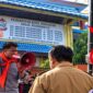 GMMPH mengecam rencana pungutan listrik kepada orang tua siswa SDN Mangkura 1, Makassar. (Visual AI)
