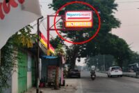Papan reklame neon box Nganro Mart di Pekkae, Kabupaten Barru, tampak berdiri menjorok dan 