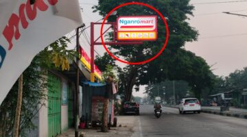 Papan reklame neon box Nganro Mart di Pekkae, Kabupaten Barru, tampak berdiri menjorok dan