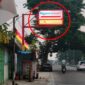 Papan reklame neon box Nganro Mart di Pekkae, Kabupaten Barru, tampak berdiri menjorok dan 