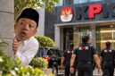 Ilustrasi Nusron Wahid ngumpet dari panggilan KPK (Visual AI)