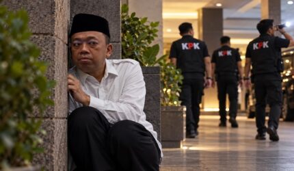 Ilustrasi dramatis Nusron Wahid yang digambarkan duduk bersembunyi di balik tembok sambil mengawasi situasi di sekitarnya. (Visual AI).