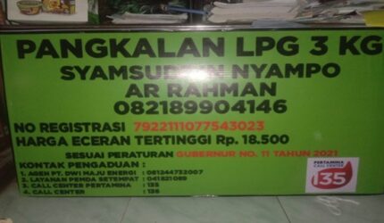Papan nama Pangkalan LPG 3 Kg Ar Rahman milik Syamsuddin Nyampo di Kabupaten Takalar, Sulawesi Selatan, yang mengindikasikan keagenan di bawah PT Dwi Maju Energi. (Foto: Ist)