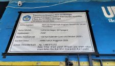 Papan proyek revitalisasi UPTD SD Negeri 33 Parepare. Sejumlah pihak mendesak aparat penegak hukum menelusuri pelaksanaan proyek berbasis swakelola, termasuk mengungkap pihak-pihak yang terlibat dalam pekerjaan di lapangan.