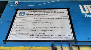 Papan proyek revitalisasi UPTD SD Negeri 33 Parepare. Sejumlah pihak mendesak aparat penegak hukum menelusuri pelaksanaan proyek berbasis swakelola, termasuk mengungkap pihak-pihak yang terlibat dalam pekerjaan di lapangan.
