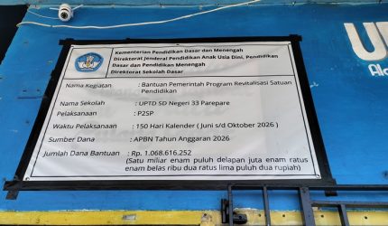 Papan proyek revitalisasi UPTD SD Negeri 33 Parepare. Sejumlah pihak mendesak aparat penegak hukum menelusuri pelaksanaan proyek berbasis swakelola, termasuk mengungkap pihak-pihak yang terlibat dalam pekerjaan di lapangan.