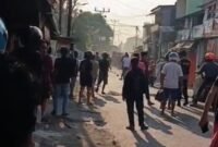 Situasi di Jalan Abubakar Lambogo (Ablam), Kecamatan Makassar, pascabentrokan antar-kelompok warga yang mengakibatkan satu orang meninggal dunia akibat terjatuh ke dalam got, Jumat (16/10/2026).