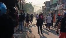 Situasi di Jalan Abubakar Lambogo (Ablam), Kecamatan Makassar, pascabentrokan antar-kelompok warga yang mengakibatkan satu orang meninggal dunia akibat terjatuh ke dalam got, Jumat (16/10/2026).
