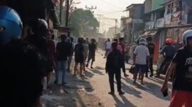 Situasi di Jalan Abubakar Lambogo (Ablam), Kecamatan Makassar, pascabentrokan antar-kelompok warga yang mengakibatkan satu orang meninggal dunia akibat terjatuh ke dalam got, Jumat (16/10/2026).