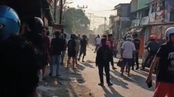 Situasi di Jalan Abubakar Lambogo (Ablam), Kecamatan Makassar, pascabentrokan antar-kelompok warga yang mengakibatkan satu orang meninggal dunia akibat terjatuh ke dalam got, Jumat (16/10/2026).