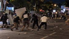 Tangkapan layar video perang Kelompok Rajawali vs Kokolojia di Makassar