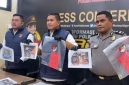 Direktur Reskrimsus Polda Gorontalo Kombes Pol Maruly Pardede (tengah) bersama tim penyidik menunjukkan barang bukti dalam konferensi pers pengungkapan kasus tambang emas ilegal di Kabupaten Bone Bolango, Gorontalo. (Foto: Humas Polda Gorontalo)