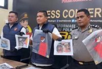 Direktur Reskrimsus Polda Gorontalo Kombes Pol Maruly Pardede (tengah) bersama tim penyidik menunjukkan barang bukti dalam konferensi pers pengungkapan kasus tambang emas ilegal di Kabupaten Bone Bolango, Gorontalo. (Foto: Humas Polda Gorontalo)