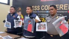 Direktur Reskrimsus Polda Gorontalo Kombes Pol Maruly Pardede (tengah) bersama tim penyidik menunjukkan barang bukti dalam konferensi pers pengungkapan kasus tambang emas ilegal di Kabupaten Bone Bolango, Gorontalo. (Foto: Humas Polda Gorontalo)
