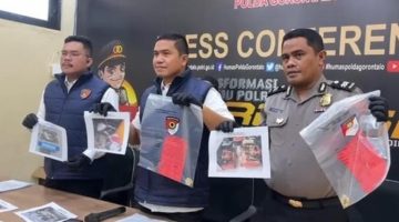 Direktur Reskrimsus Polda Gorontalo Kombes Pol Maruly Pardede (tengah) bersama tim penyidik menunjukkan barang bukti dalam konferensi pers pengungkapan kasus tambang emas ilegal di Kabupaten Bone Bolango, Gorontalo. (Foto: Humas Polda Gorontalo)