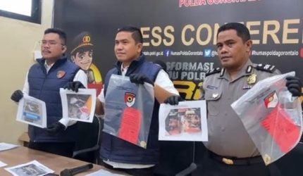 Direktur Reskrimsus Polda Gorontalo Kombes Pol Maruly Pardede (tengah) bersama tim penyidik menunjukkan barang bukti dalam konferensi pers pengungkapan kasus tambang emas ilegal di Kabupaten Bone Bolango, Gorontalo. (Foto: Humas Polda Gorontalo)