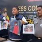 Direktur Reskrimsus Polda Gorontalo Kombes Pol Maruly Pardede (tengah) bersama tim penyidik menunjukkan barang bukti dalam konferensi pers pengungkapan kasus tambang emas ilegal di Kabupaten Bone Bolango, Gorontalo. (Foto: Humas Polda Gorontalo)