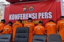 Tujuh anggota geng motor tersangka pelaku kejahatan jalanan di Gowa saat dihadirkan dalam konferensi pers di Mapolresta Gowa, Selasa (6/10/2026). (Foto: Humas Polresta Gowa)